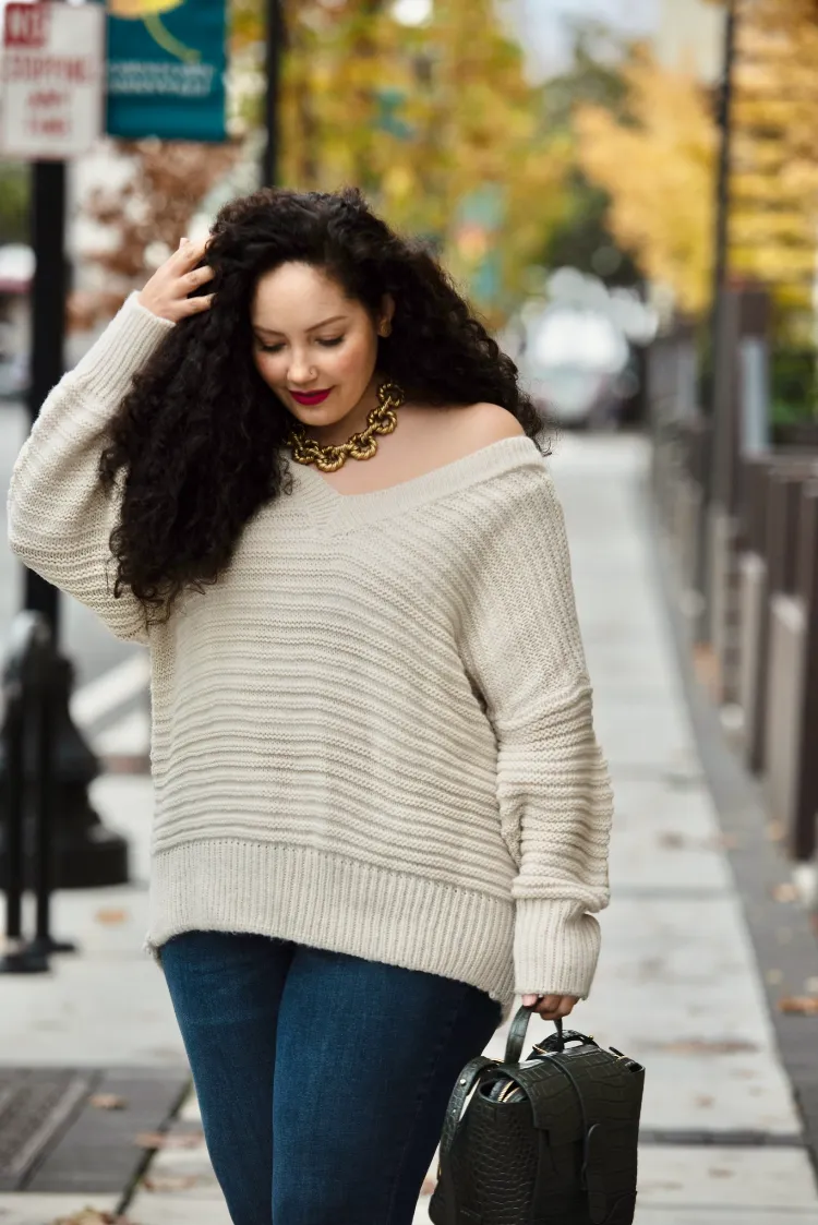 modern spring outfits for chubby women combine sweaters and jeans