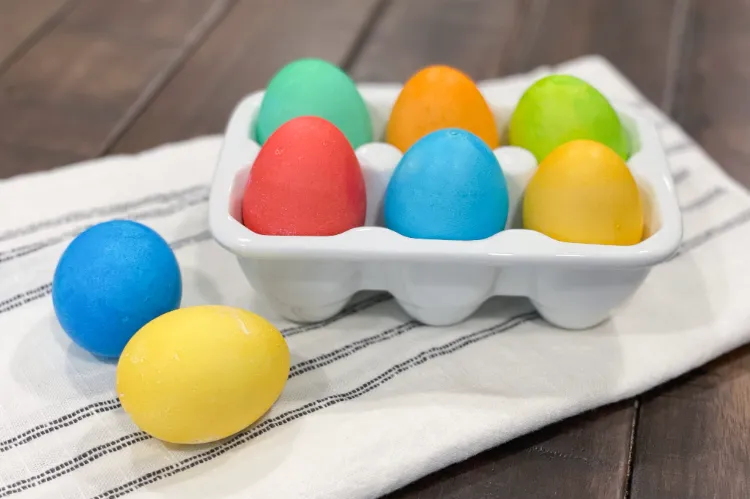osterdeko mit eiern ideen wie eier färben mit küchenpapier
