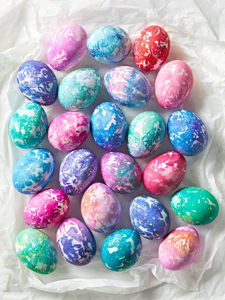 easter eggs in marble look dye eggs with kitchen paper