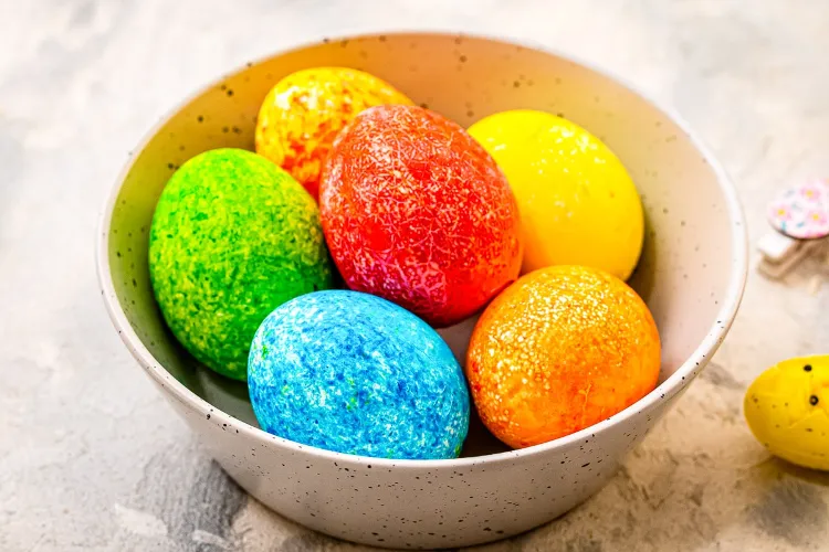 decorate easter eggs with children dye eggs with rice grains