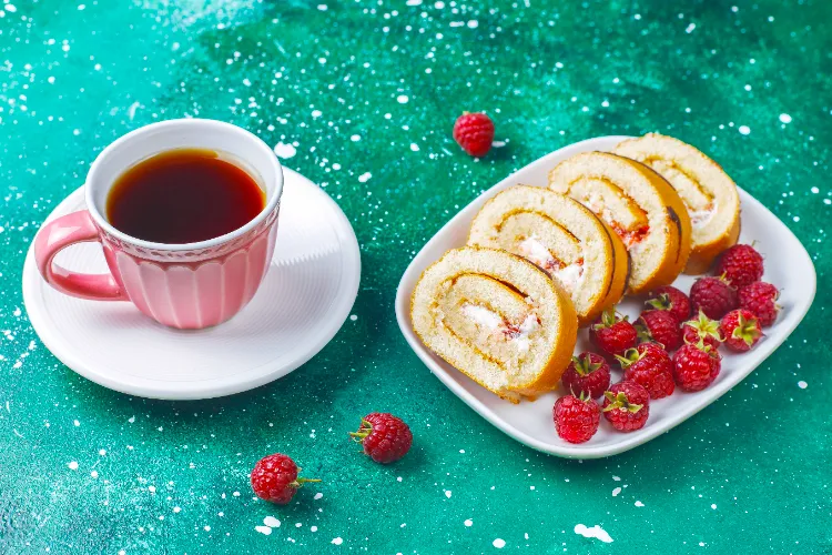 osterkuchen rezepte schnelle erdbeer biskuitrolle mit mascarpone und sahne