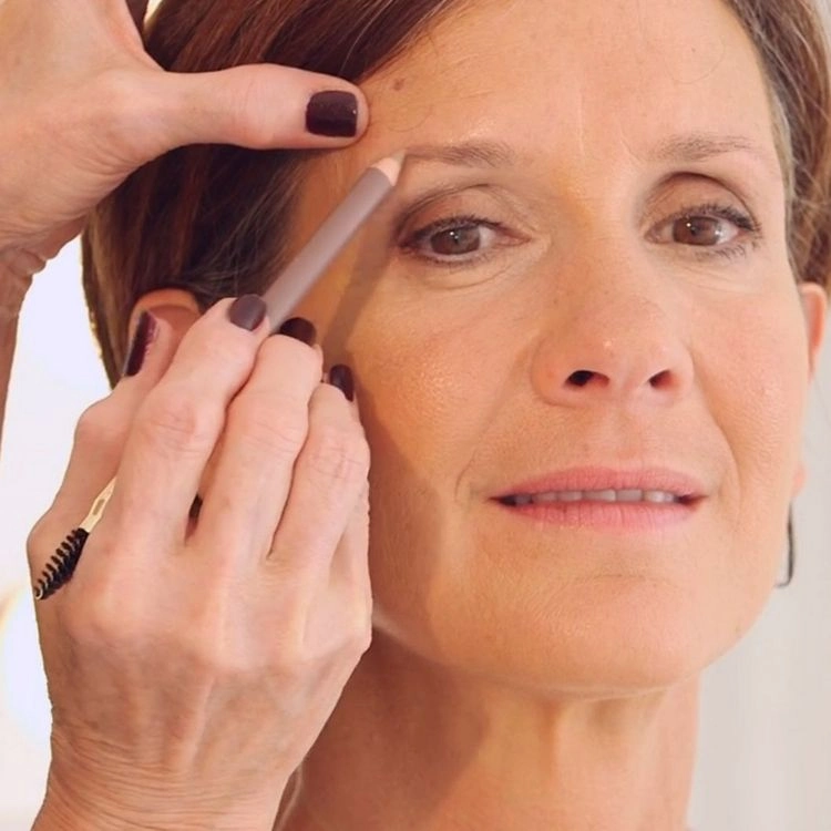 Perfektes Make-up für reife Frauen - Augenbrauen betonen
