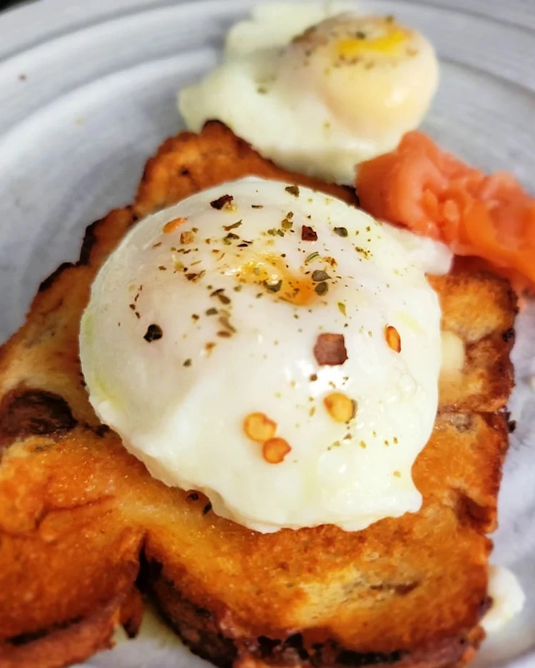 pochierte eier in der heißluftfritteuse mit toastbrot kombinieren und zum frühstück genießen