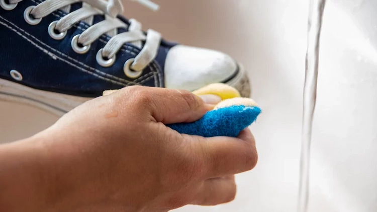 schrammen und sonstige spuren von der gummisohle von sneakers mit backpulver und wasser entfernen