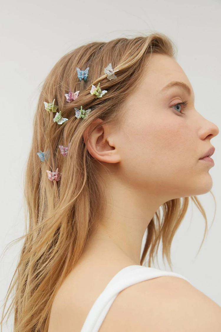 You can also sprinkle the small bobby pins over your mane as a pretty embellishment