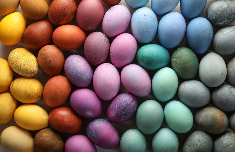 So können Sie auch schöne Eier natürlich färben