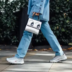 sportliche Outfits Frühling 2023 Bilder welche Sneaker zu Jeans kombinieren im Alltag