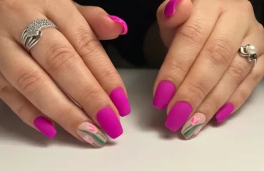 Spring Nails in Magenta mit Tulpen Design
