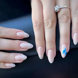 minimalistische nageldesigns enthalten geometrische linien und wirbel