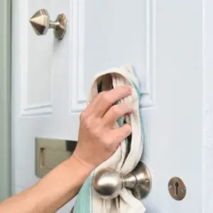 Verschmutzte Türen und Türrahmen putzen mit Hausmitteln