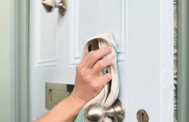 Verschmutzte Türen und Türrahmen putzen mit Hausmitteln