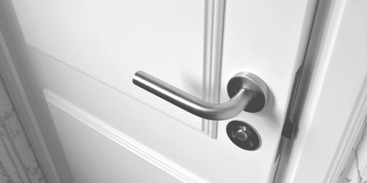 Weiße Holztüren reinigen - So bekommen sie vergilbte Zimmertüren und Rahmen wieder sauber