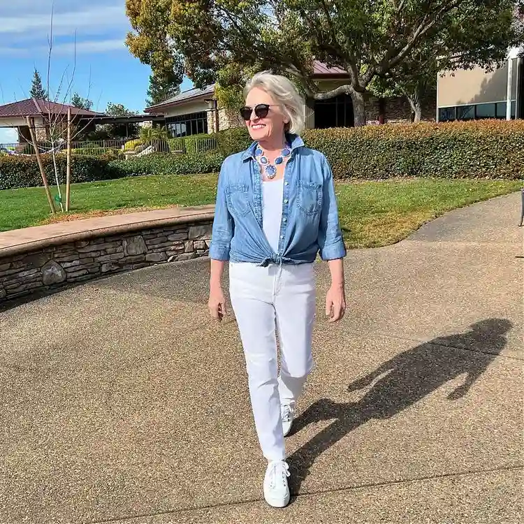 Weiße Jeanshose mit geradem Bein für 50-jährige Damen - Trends Frühling 2023