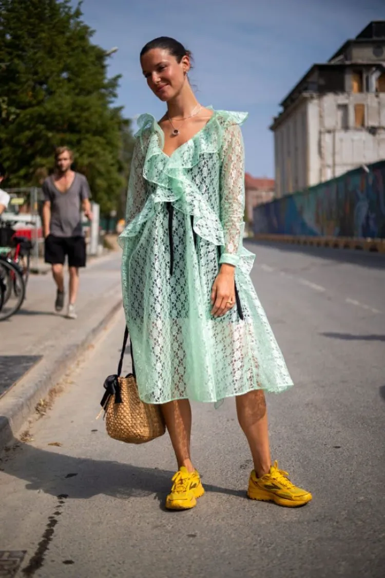 welche Schuhe zu Midikleid tragen Bunte Sneaker kombinieren Frühlingsoutfits 2023