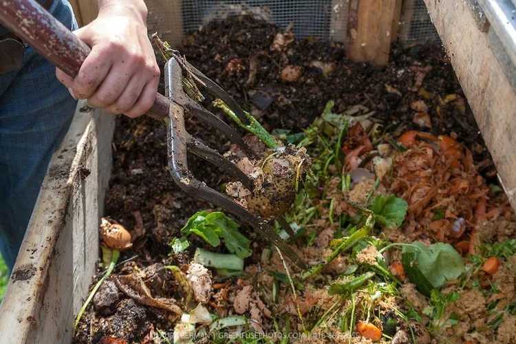 Der Kompost soll regelmäßig belüftet werden