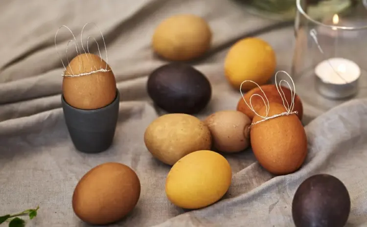 DIY Idee für Ostereier - Osterhase selber machen mit Eiern und Draht für die Ohren