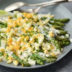 Eiersalat mit Spargel - Überraschen Sie Ihre Familie mit diesem Rezept für gesunde Mahlzeit im Frühling