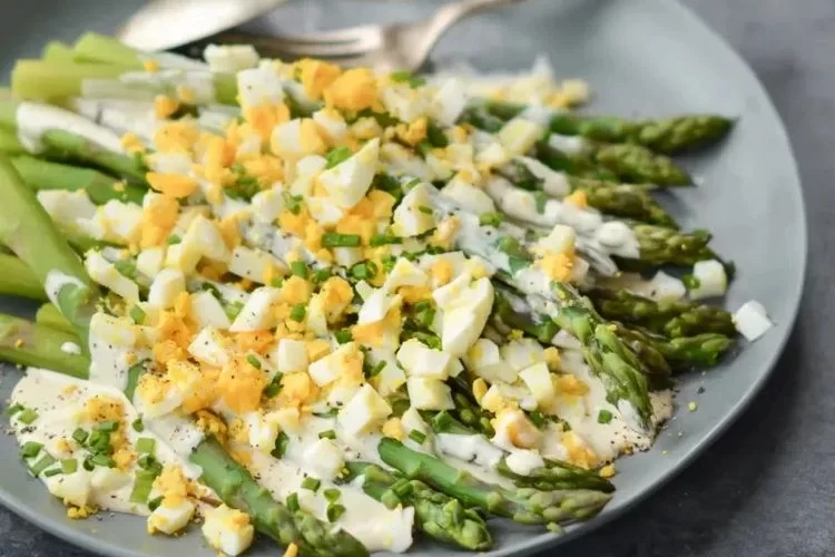 Eiersalat mit Spargel - Überraschen Sie Ihre Familie mit diesem Rezept für gesunde Mahlzeit im Frühling