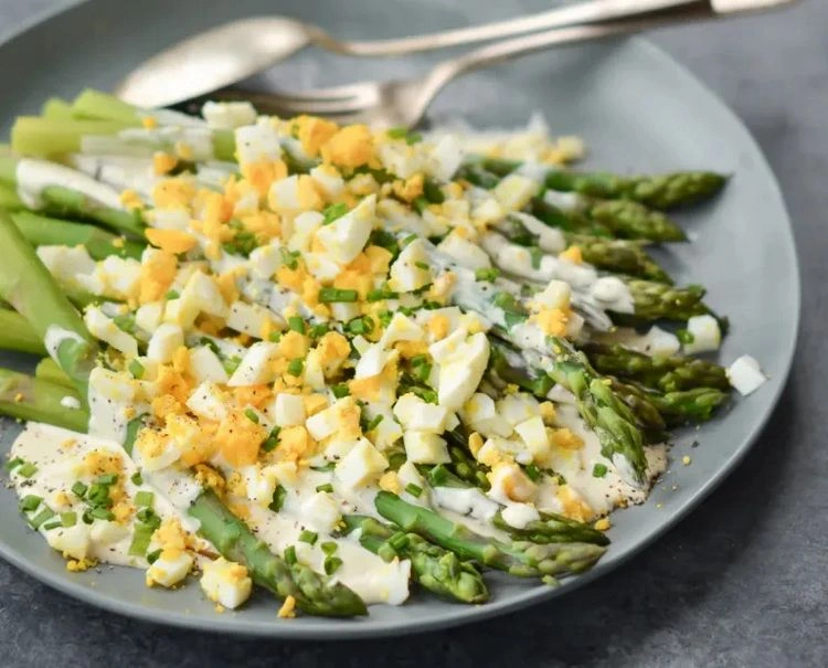 Eiersalat mit Spargel (mit Pilzen oder ohne) - Überraschen Sie Ihre Familie mit diesem Rezept für gesunde Mahlzeit im Frühling