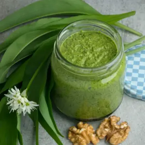 Einfache Bärlauch Rezepte Pesto selber machen mit Walnüssen