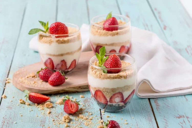 erdbeer mascarpone dessert löffelbiskuit erdbeer tiramisu im glas rezept
