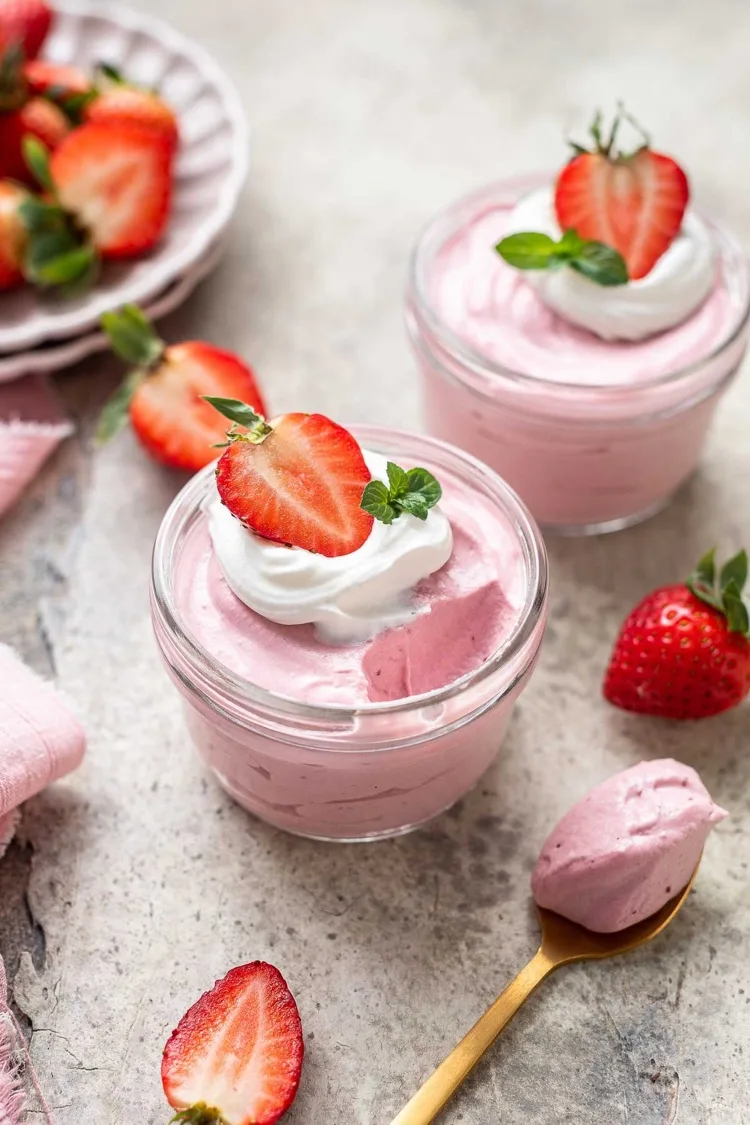 Erdbeer Mousse mit Konfitüre als schnelles Dessert im Glas zu Ostern