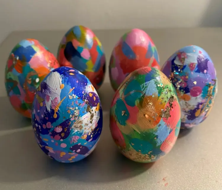 Farbe auf die Eier tupfen für kunterbunte Designs