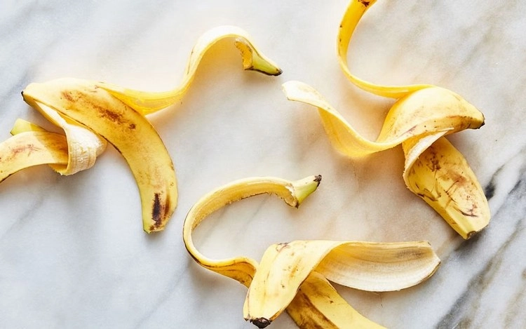 Fermentierte Bananen sind ein nützlicher Nährstoffzusatz für blühende Pflanzen