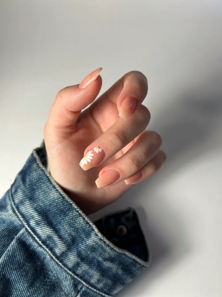 flower nails nageltrend frühling 2023 kurze nägel ab 50