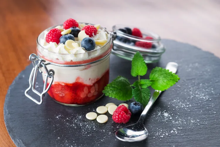 frische erdbeeren rezepte erdbeer mascarpone dessert im glas osterbrunch 2023