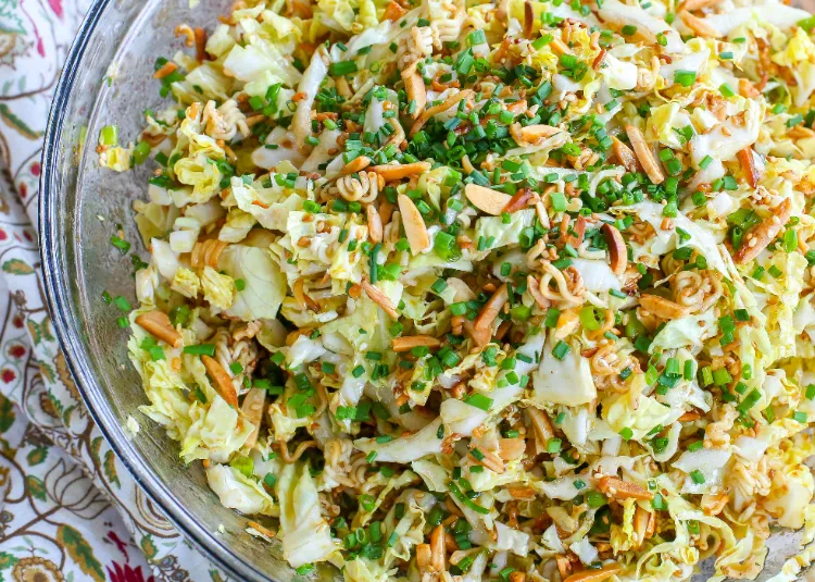 friss dich dumm salat rezept chinakohlsalat mit ramen nudeln und mandeln