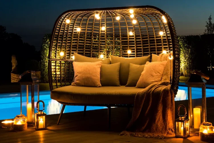 gartenmoebel-wie-sofas-oder-baenke-beleuchten-und-neben-pools-terrassen-gestalten-mit-lichtern