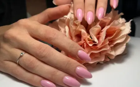 gelnägel ideen frühling 2023 pastellrosa nageldesign bilder.jpg