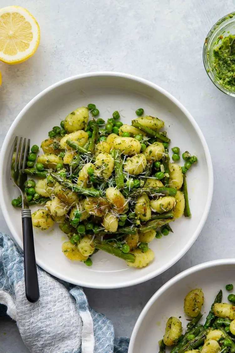 Gnocchi mit grünem Spargel - einfaches Rezept für leckere Mahlzeit