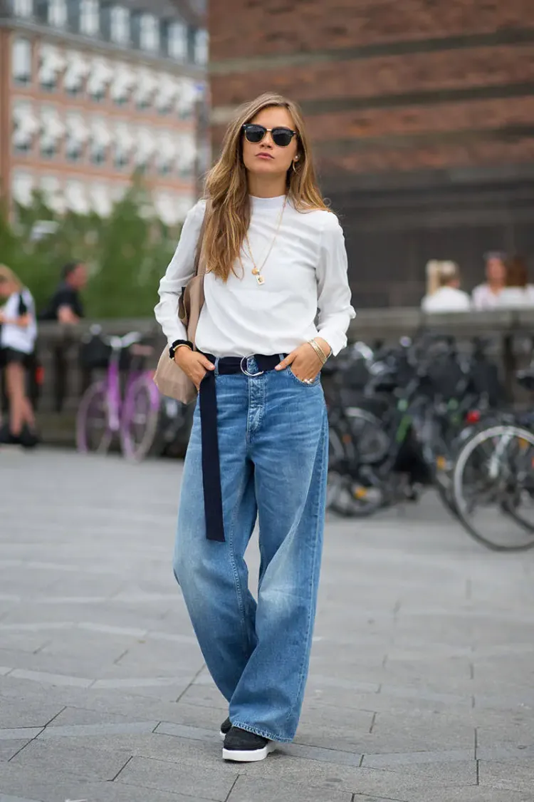 jeans und sneaker kombinieren im frühling scandi style mode frühlingsoutfits 2023