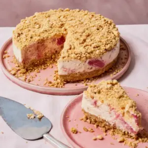 Käsekuchen mit Rhabarber und Streuseln backen