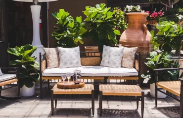 komfortabel-eingerichteter-aussenbereich-zeigt-moderne-gartenmoebel-im-boho-stil-mit-deko-und-pflanzen