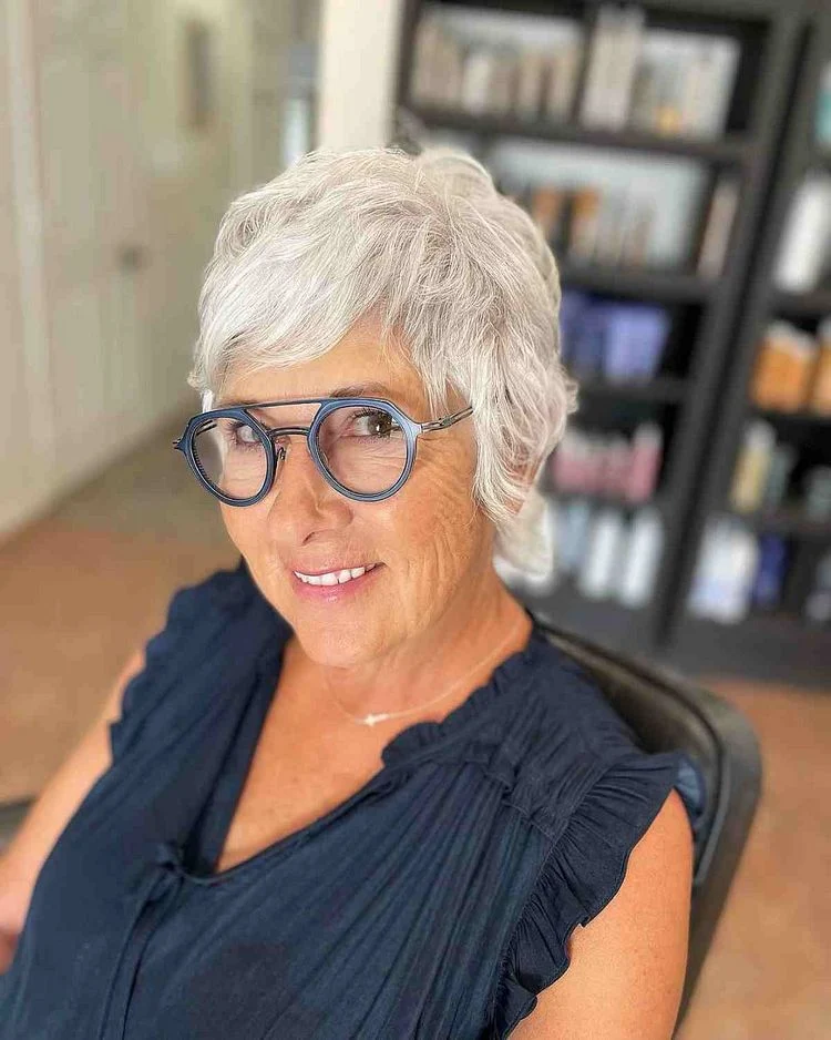 Kurzer Shag für ältere Frauen mit Brille