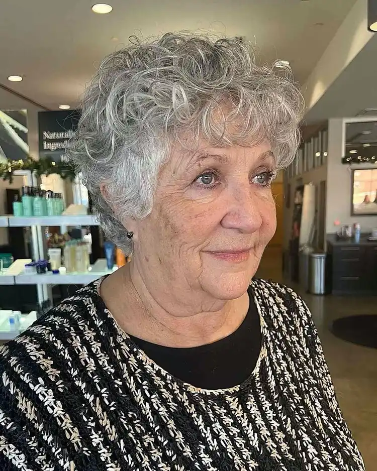lockige kurzhaarfrisur für graues haar und rundes gesicht