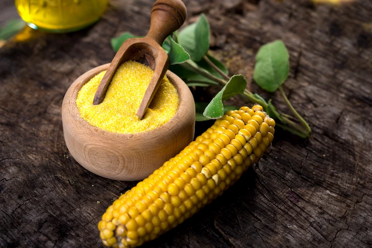 use-corn-gluten-from-corn-meal-as-a-household-remedy-against-weeds-in-the-lawn