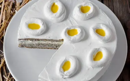 Rezept für Mohntorte mit Schlagsahne und Eierlikör