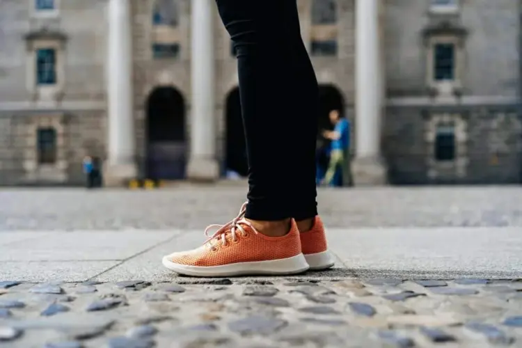 Mut zur Farbe zeigen mit orangen Mesh-Sneakers zum Schnüren