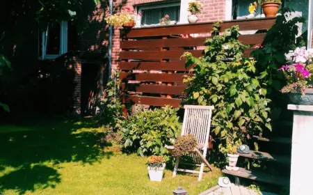 nachhaltige und günstige gartengestaltung mit recyceltem holz und gartendeko