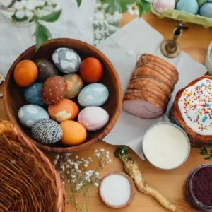 ostereier färben mit naturmaterlien osterbrunch 2023 ideen osterfrühstück rezepte