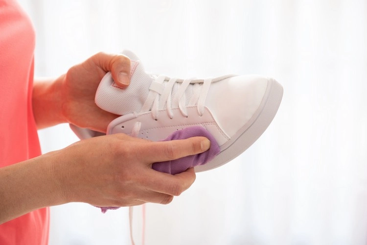 Putz-Tricks mit Zahnpasta und Mizellenwasser sind sehr hilfreich, um weiße Sneakers sauberzumachen