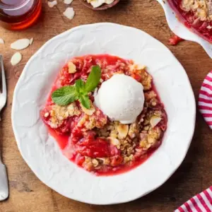 Rhabarber-Crumble mit Haferflocken und Nüssen - Schneller Streuselkuchen