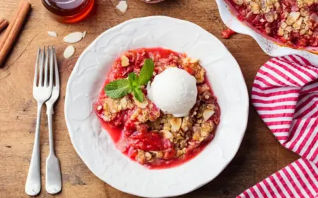 Rhabarber-Crumble mit Haferflocken und Nüssen - Schneller Streuselkuchen