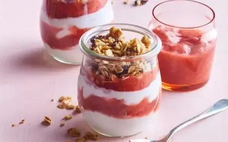 Rhabarber Dessert im Glas mit Mascarpone, Quark und Früchten