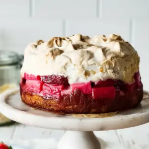 Rhabarber Kuchen mit Baiser und Erdbeeren backen