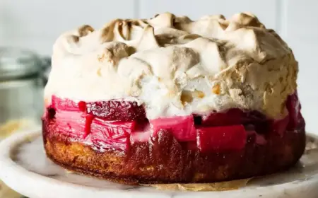 Rhabarber Kuchen mit Baiser und Erdbeeren backen